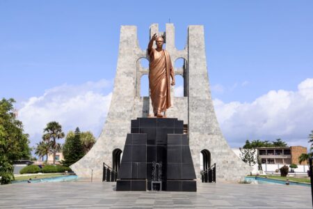 Vue saisissante du mausolée de Kwame Nkrumah à Accra, mettant en valeur la statue en bronze et l'arche en marbre.