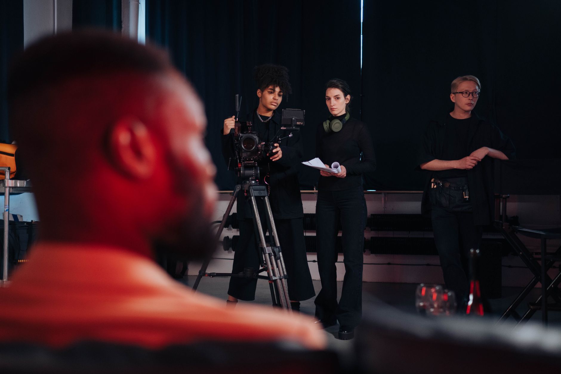 Équipe de tournage installant des caméras et du matériel lors d'une production.